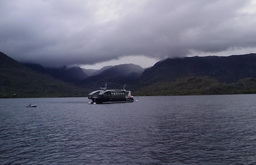 Read more about Lago con montañas y barco